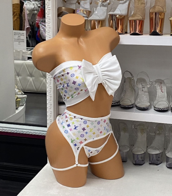 White Inspired 3pc Set with a Big Center Bow and Garters Attached - Image 4