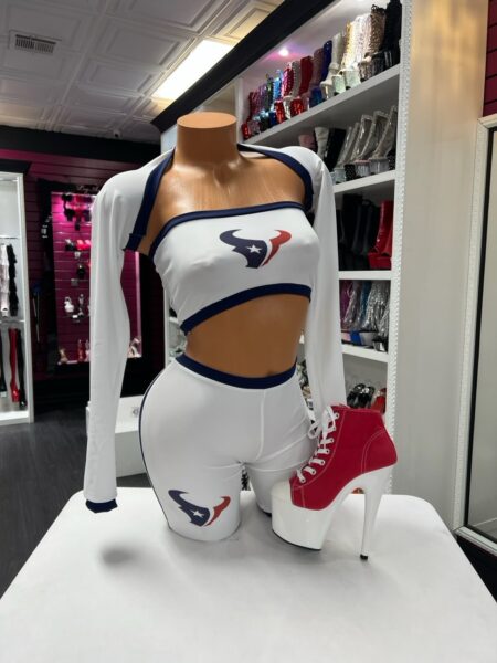 Sporty bull graphic crop top and shorts performance set with long sleeves displayed on mannequin